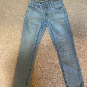 Light wash skinny capri jeans